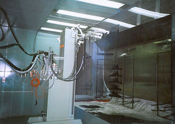 中央サクション型水洗塗装室とレシプロ装置